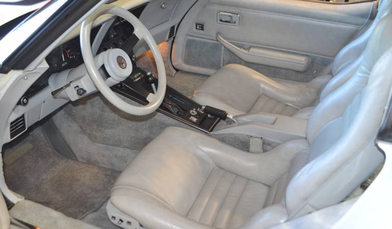 1982 white silver corvette coupe 17